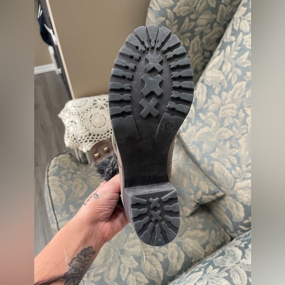 taupe lace up heeled boots size 7.5 - Picture 5 of 6